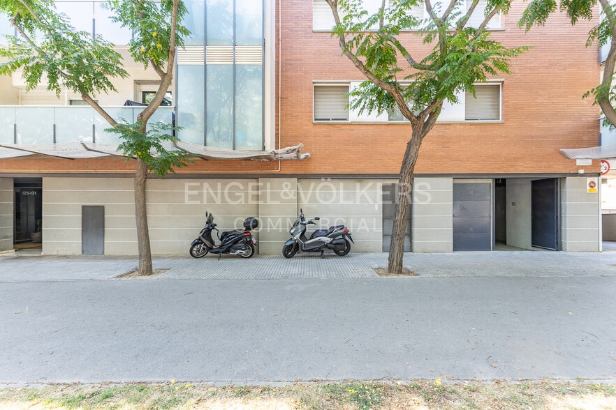 Immeuble residentiel dans Sant Feliu de Llobregat, Barcelona à vendre - Photo de l’immeuble – Image 2 sur 3