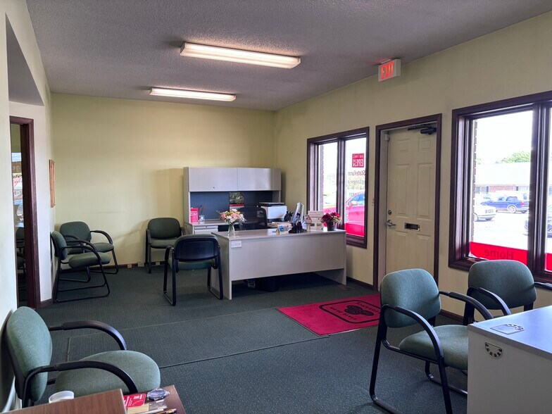 814 S Main St, Lapeer, MI à louer - Photo de l’immeuble – Image 2 sur 19