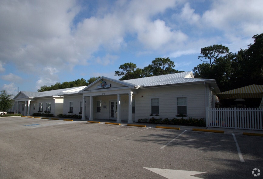 5745 Rosin Way, Sarasota, FL à vendre - Photo de l’immeuble – Image 2 sur 13