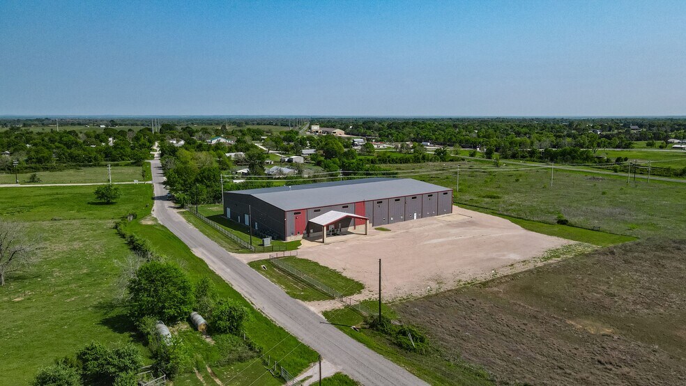 21930 Kathy Fleming Rd, Navasota, TX à louer - Photo de l’immeuble – Image 3 sur 13
