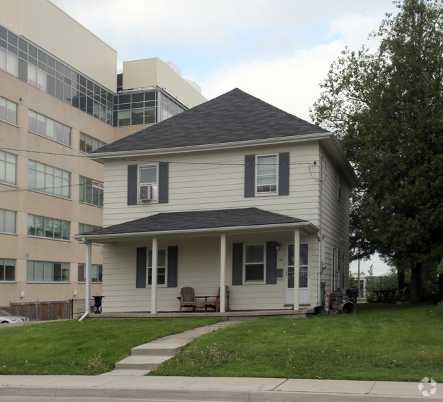 18 Bolton Ave, Newmarket, ON à vendre - Photo de l’immeuble – Image 2 sur 2
