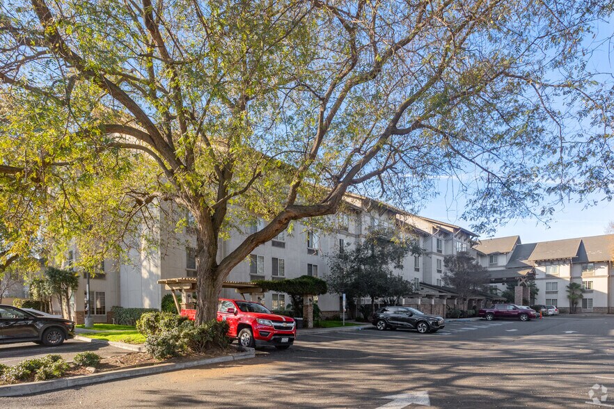550 W Hamilton Ave, Campbell, CA à vendre - Photo de l’immeuble – Image 2 sur 4