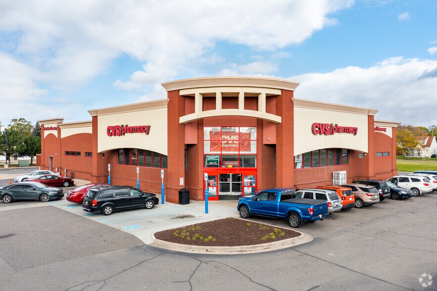 2400 Fort St, Lincoln Park, MI à louer - Photo de l’immeuble – Image 1 sur 6