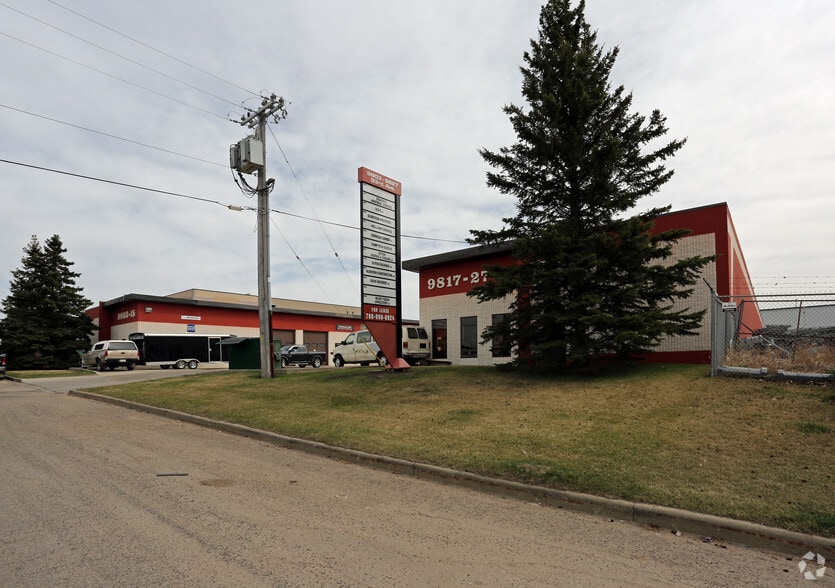 9803-9827 33 Av NW, Edmonton, AB à louer - Photo principale – Image 2 sur 6