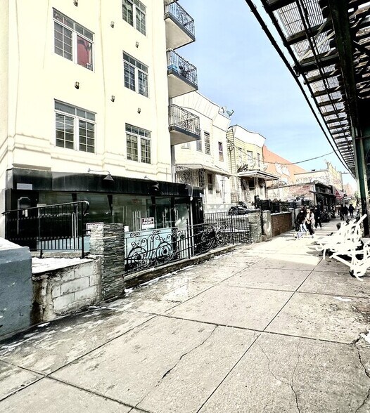 10465 Roosevelt Ave, Flushing, NY à louer - Photo de l’immeuble – Image 1 sur 7