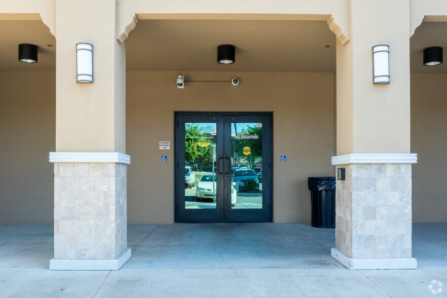 260 E Ontario Ave, Corona, CA à vendre - Photo de l’immeuble – Image 2 sur 22