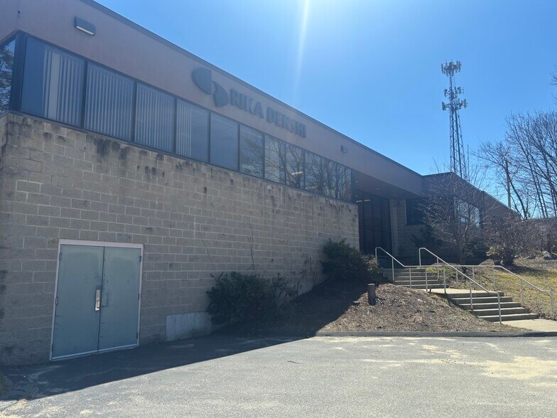 112 Frank Mossberg Dr, Attleboro, MA à vendre - Photo principale – Image 2 sur 15