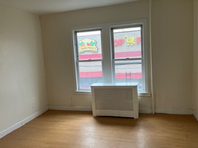 3933 White Plains Rd, Bronx, NY à louer - Photo de l’immeuble – Image 2 sur 3