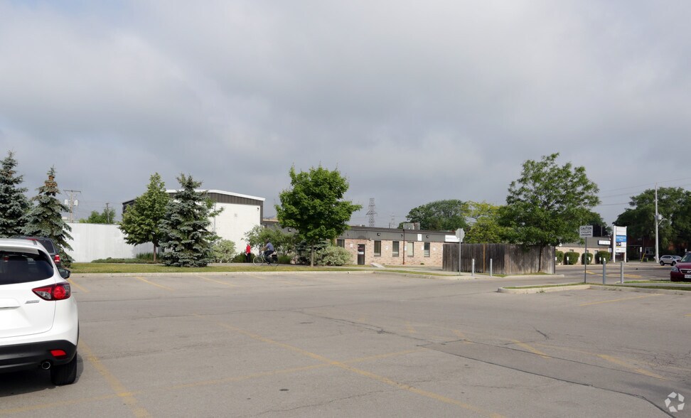 1603-1605 Main St W, Hamilton, ON à louer - Photo de l’immeuble – Image 2 sur 8