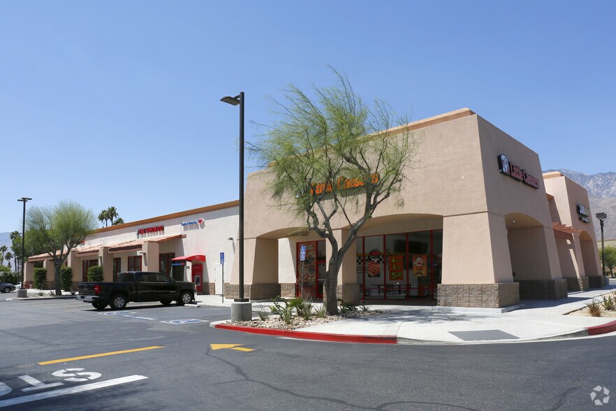 1717 E Vista Chino, Palm Springs, CA à louer - Photo de l’immeuble – Image 1 sur 11