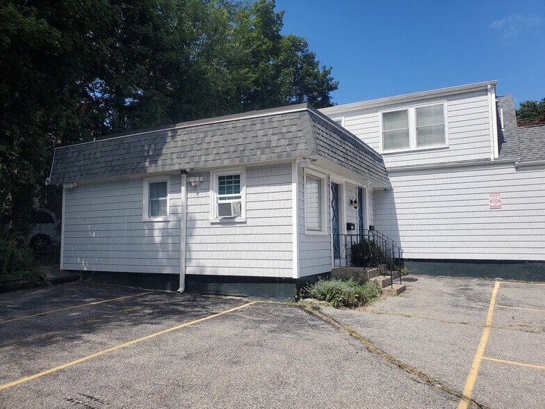 580 Maple Ave, Barrington, RI à louer - Photo de l’immeuble – Image 3 sur 4