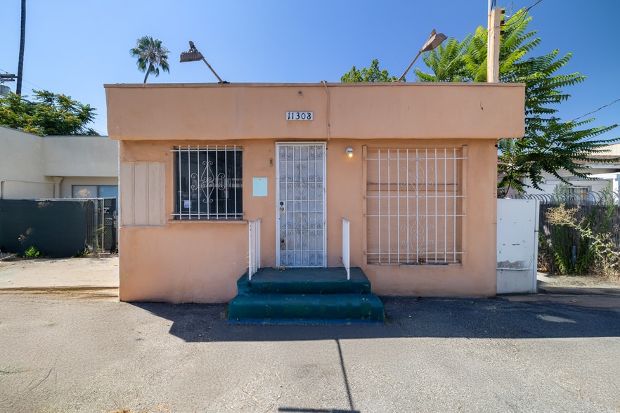 11306 Burbank Blvd, North Hollywood, CA à louer - Photo de l’immeuble – Image 1 sur 9