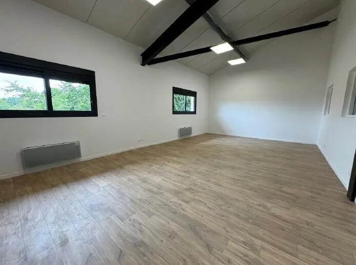 Local d'activités dans Hérouville-en-Vexin à vendre - Photo de l’immeuble – Image 3 sur 11