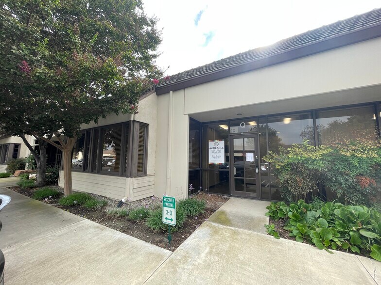 1920 E Warner Ave, Santa Ana, CA à louer - Photo de l’immeuble – Image 3 sur 13