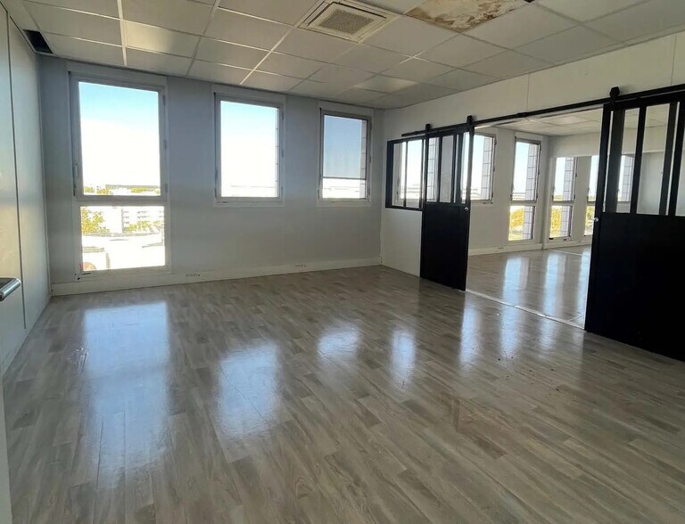 Bureau dans Montigny-le-Bretonneux à vendre - Photo de l’immeuble – Image 3 sur 11