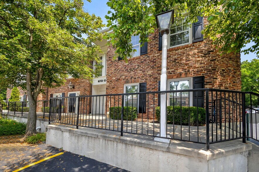 610 W Roosevelt Rd, Wheaton, IL à louer - Photo principale – Image 1 sur 11