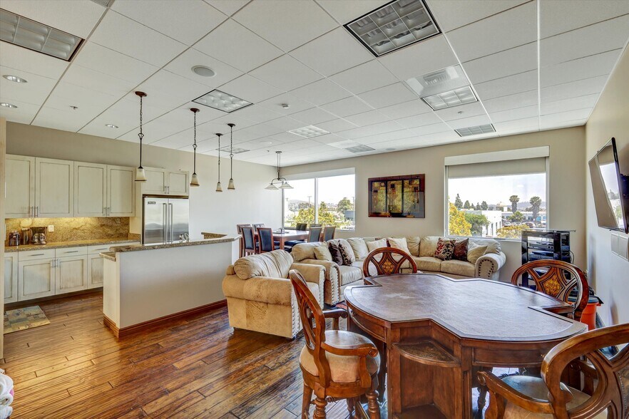 250 S Pacific St, San Marcos, CA à vendre - Photo de l’immeuble – Image 2 sur 42