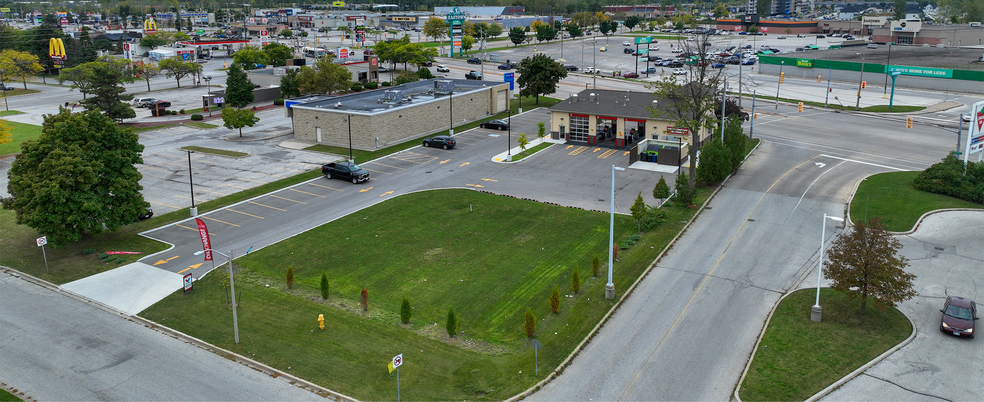8025 Tecumseh Rd E, Windsor, ON à louer - Photo de l’immeuble – Image 3 sur 5