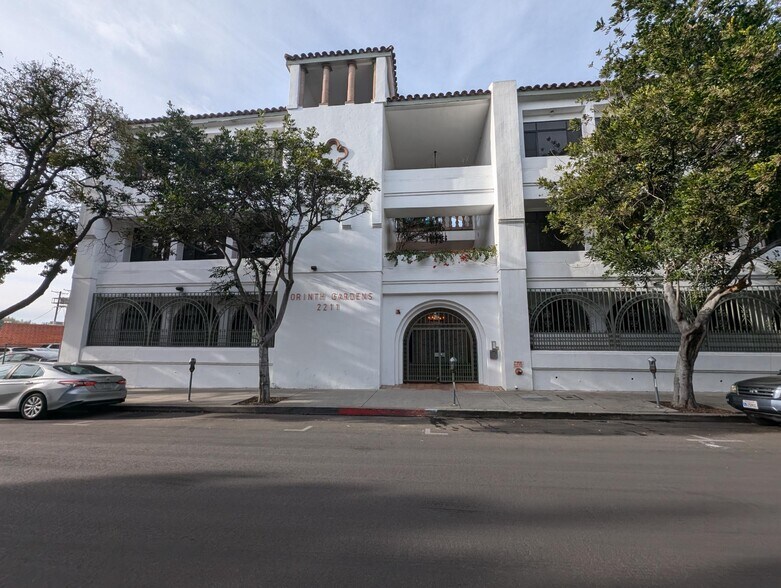 2211 Corinth Ave, Los Angeles, CA à louer - Photo de l’immeuble – Image 1 sur 4