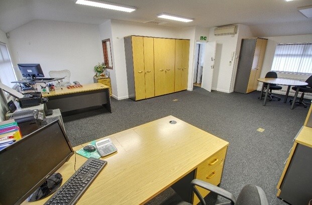 Ansell Rd, Dorking à vendre - Photo de l’immeuble – Image 2 sur 3