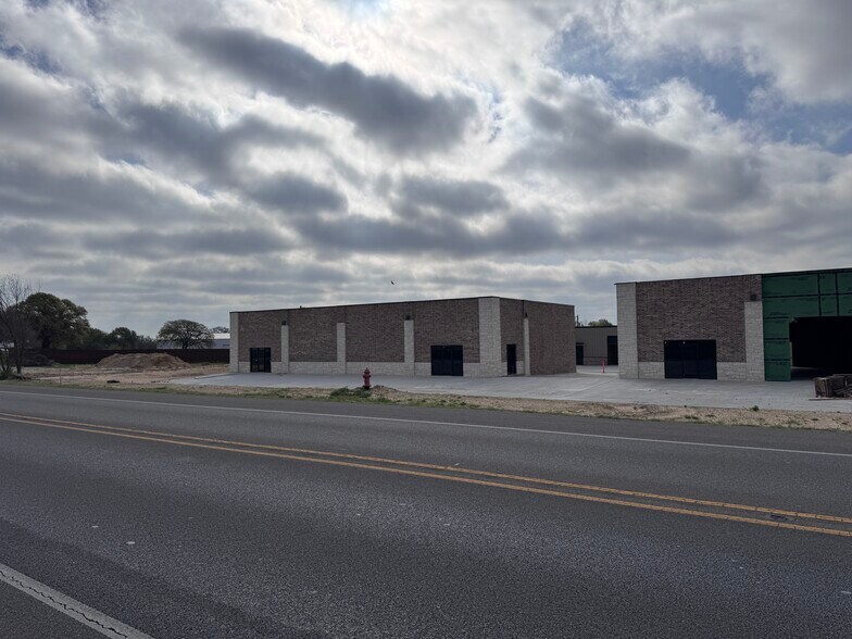 13010 S FM 730, Azle, TX à louer - Photo de l’immeuble – Image 2 sur 5