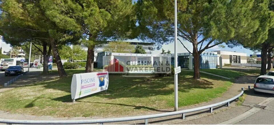 Local commercial dans Nîmes à louer Photo de l’immeuble– Image 1 sur 4