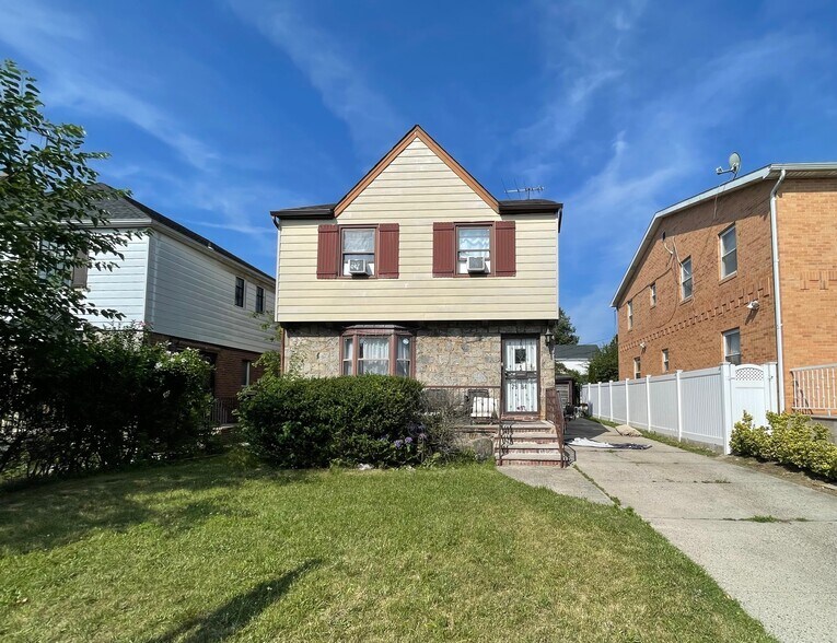 75-84 180 St, Fresh Meadows, NY à vendre - Photo de l’immeuble – Image 2 sur 5