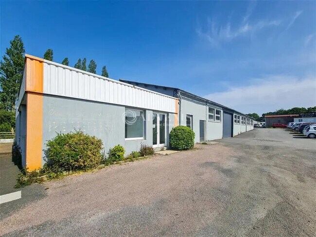 Plus de détails pour Local d'activités à louer