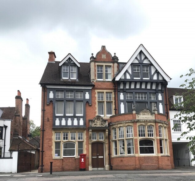 81 High St, Esher à vendre - Photo principale – Image 1 sur 4