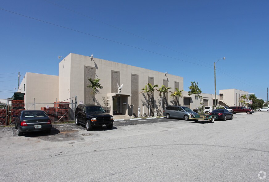 821-841 NW 57th Pl, Fort Lauderdale, FL à louer - Photo de l’immeuble – Image 3 sur 32