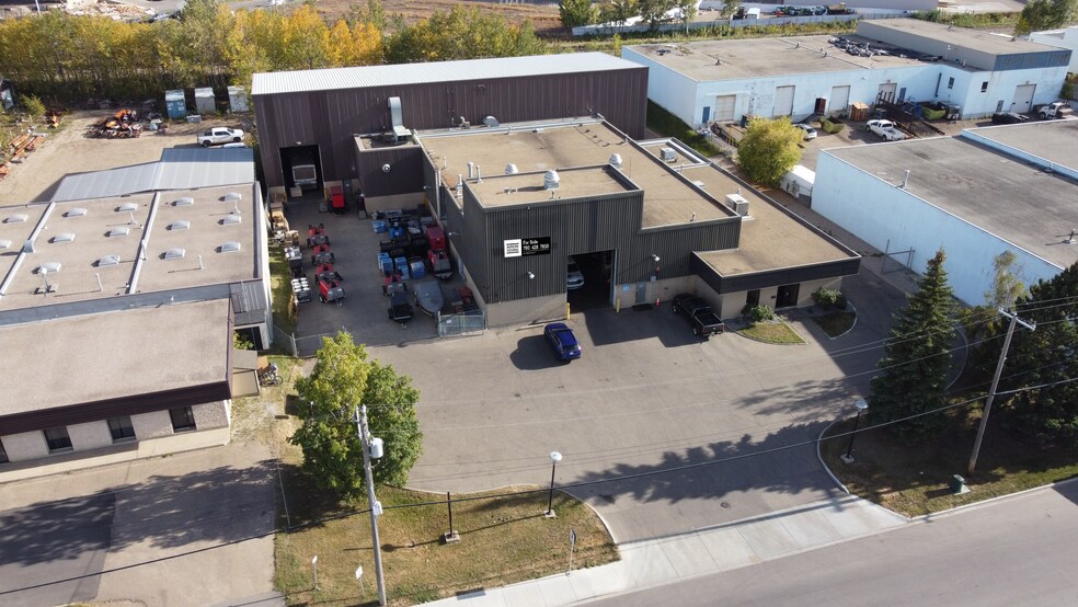8011 Davies Rd NW, Edmonton, AB à vendre - Photo principale – Image 1 sur 8