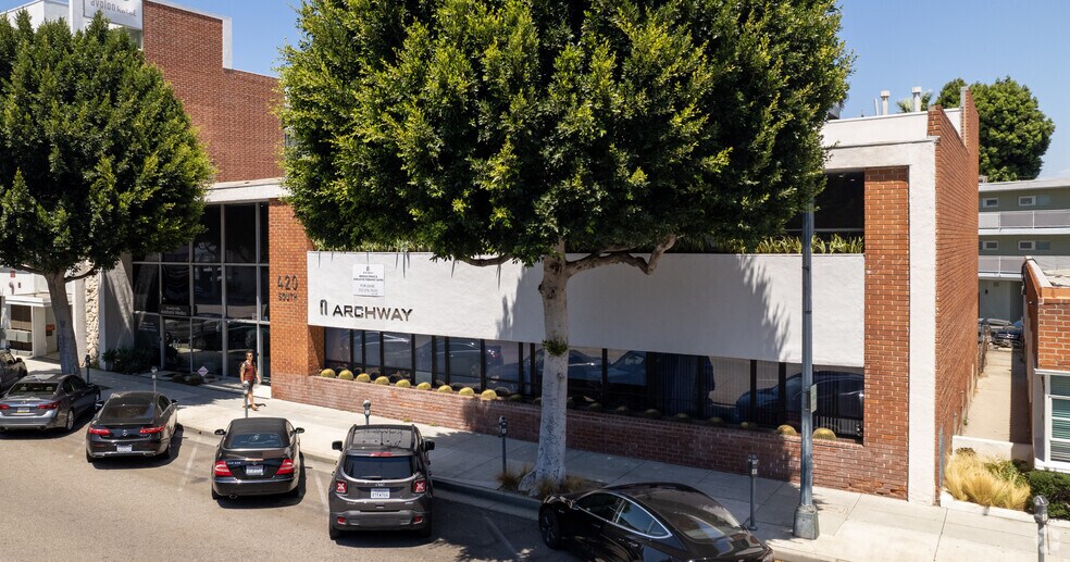 420 S Beverly Dr, Beverly Hills, CA à louer - Photo de l’immeuble – Image 2 sur 9
