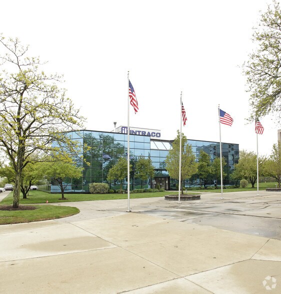 530 Stephenson Hwy, Troy, MI à louer - Photo de l’immeuble – Image 2 sur 6