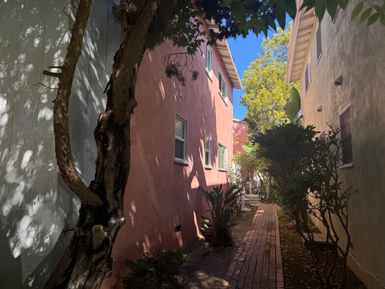 3714 Corinth Ave, Los Angeles, CA à vendre - Photo de l’immeuble – Image 3 sur 5