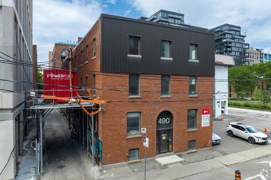 490 Adelaide St W, Toronto, ON à louer - Photo de l’immeuble – Image 2 sur 3
