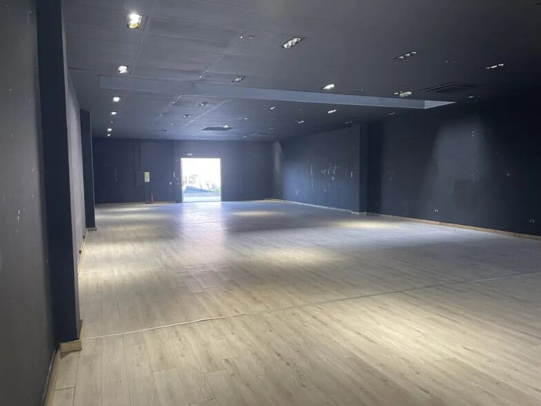 Local commercial dans Mandelieu-la-Napoule à louer - Photo intérieure – Image 2 sur 7