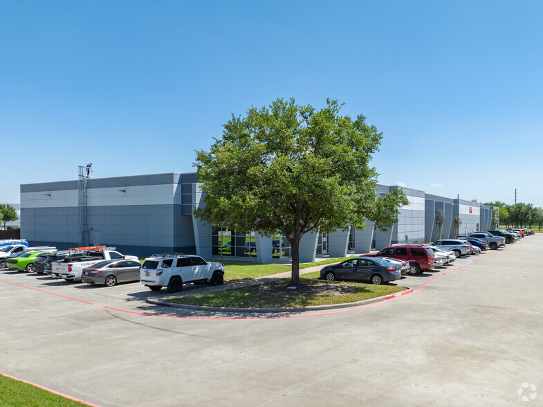 11710 North Freeway, Houston, TX à louer - Photo de l’immeuble – Image 3 sur 4