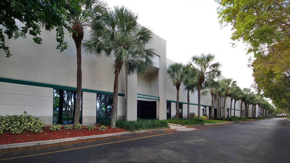 700 NW 33rd St, Pompano Beach, FL à louer - Photo de l’immeuble – Image 3 sur 3