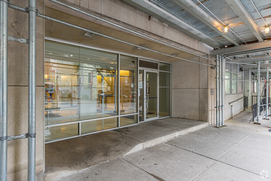 350 W 51st St, New York, NY à louer - Photo de l’immeuble – Image 2 sur 15
