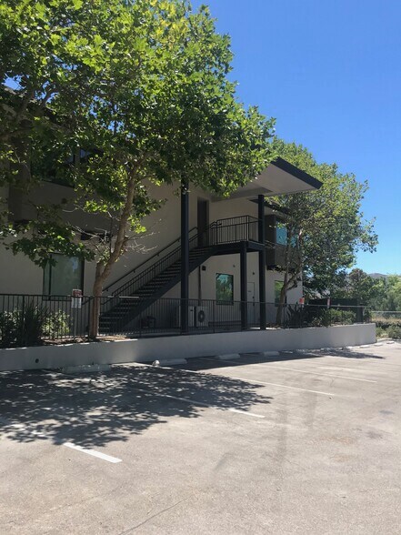 1633 Erringer Rd, Simi Valley, CA à louer - Photo de l’immeuble – Image 2 sur 17