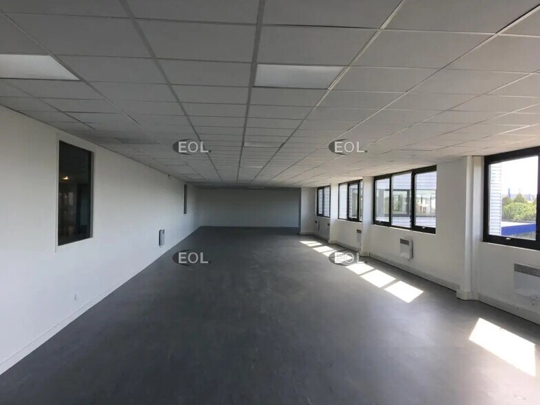 Local d’activités dans Combs-la-Ville à louer - Photo de l’immeuble – Image 3 sur 4