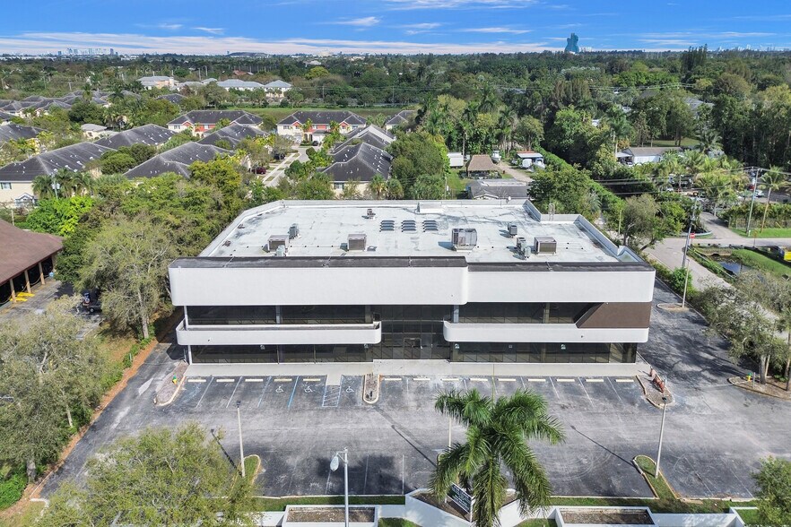 4690 S University Dr, Davie, FL à louer - Photo de l’immeuble – Image 2 sur 38