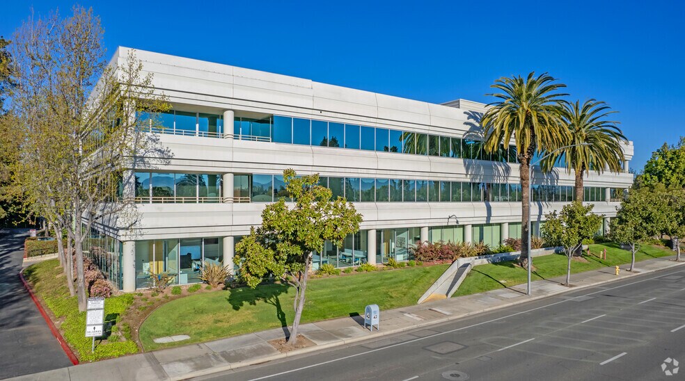 2105 S Bascom Ave, Campbell, CA à louer - Photo de l’immeuble – Image 3 sur 11