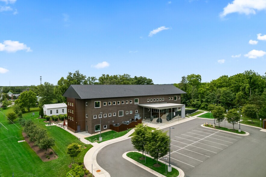20577 Ashburn Rd, Ashburn, VA à louer - Photo de l’immeuble – Image 2 sur 39
