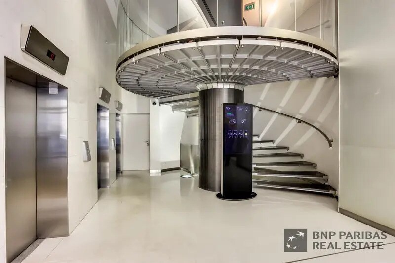 49-51 Avenue George V, Paris à louer - Photo de l’immeuble – Image 3 sur 21