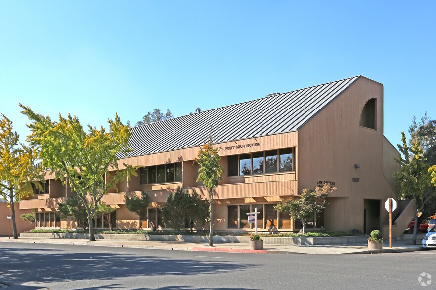 1207 13th St, Modesto, CA à louer - Photo de l’immeuble – Image 1 sur 4