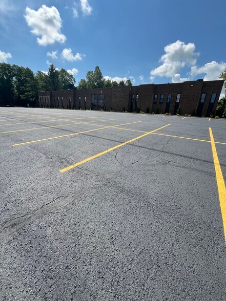 7505 Sussex Dr, Florence, KY à louer - Photo de l’immeuble – Image 1 sur 28