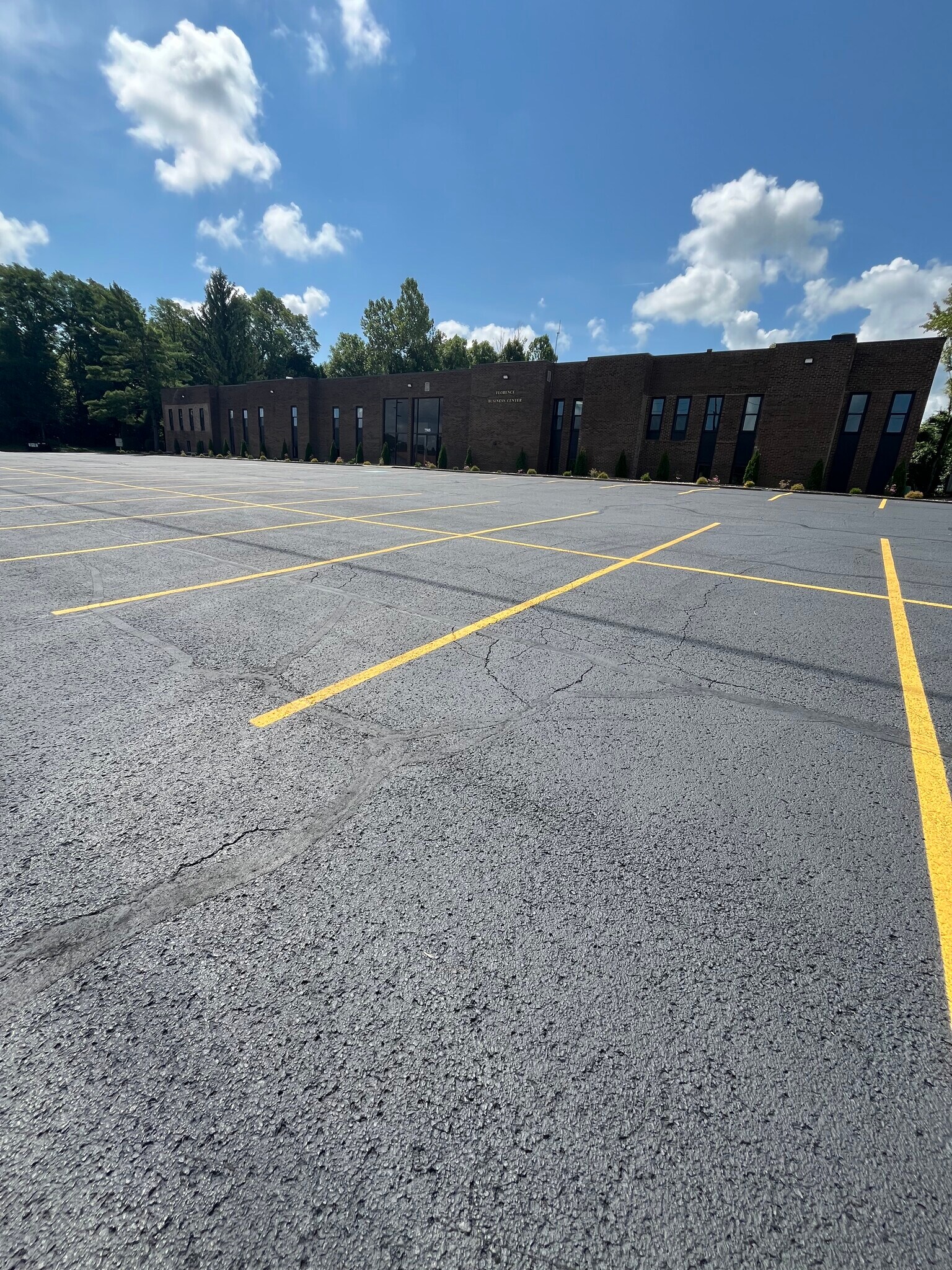 7505 Sussex Dr, Florence, KY à louer Photo de l’immeuble– Image 1 sur 29