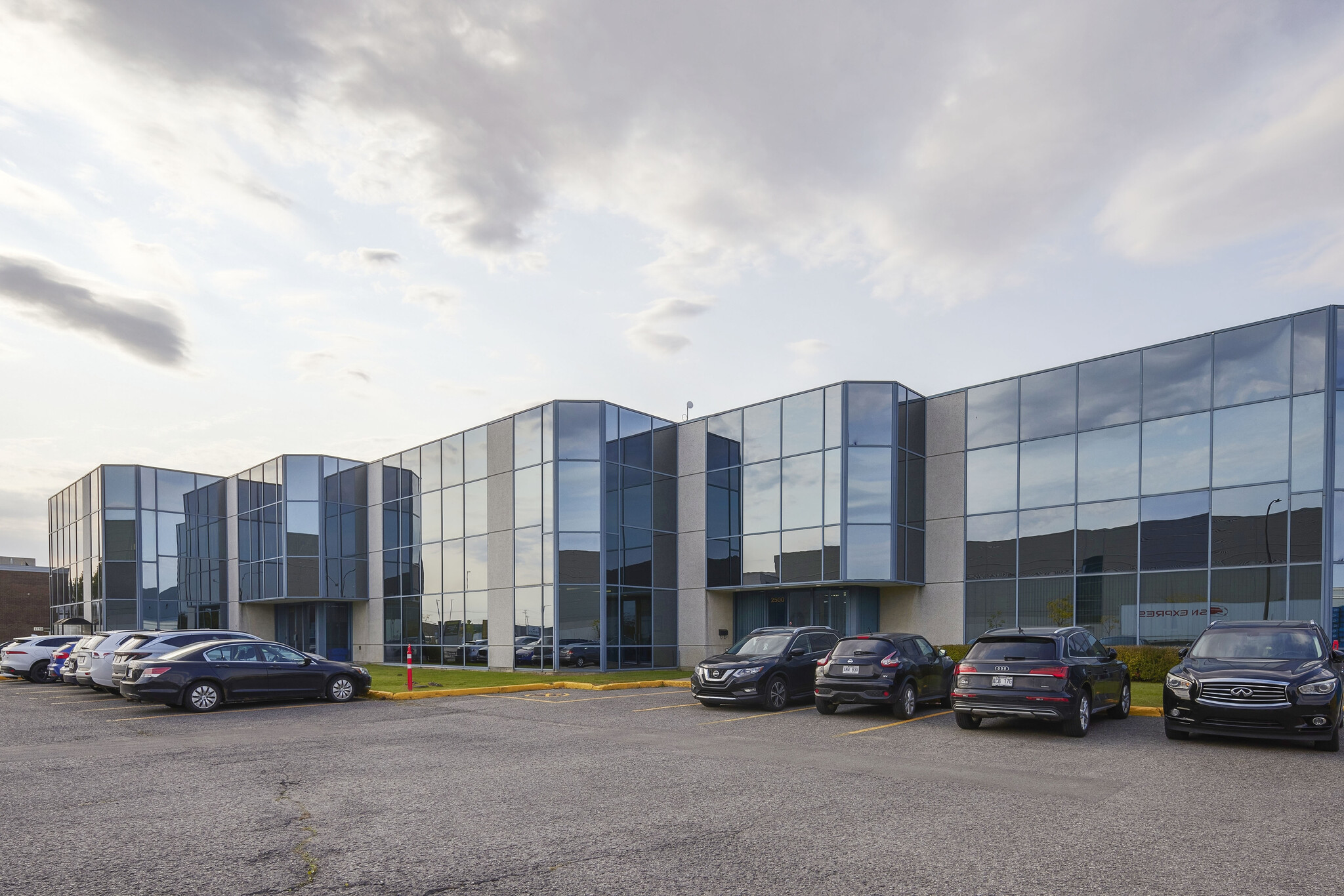 2125 23e Av, Montréal, QC à louer Photo principale– Image 1 sur 8