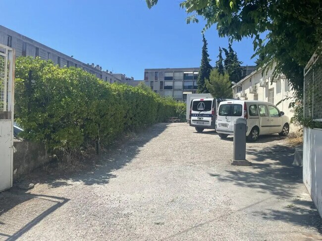 Plus de détails pour Local d’activités à vendre